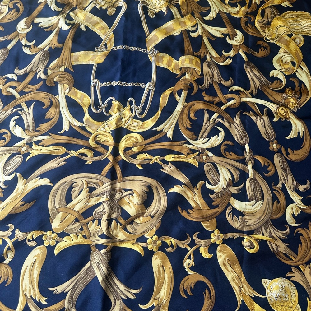 Hermes Gold and Black scarf 34 x 34 - Picture 5 of 5